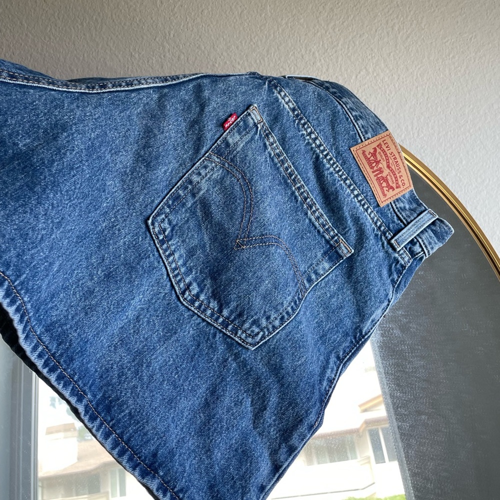 High waisted Levi mom shorts